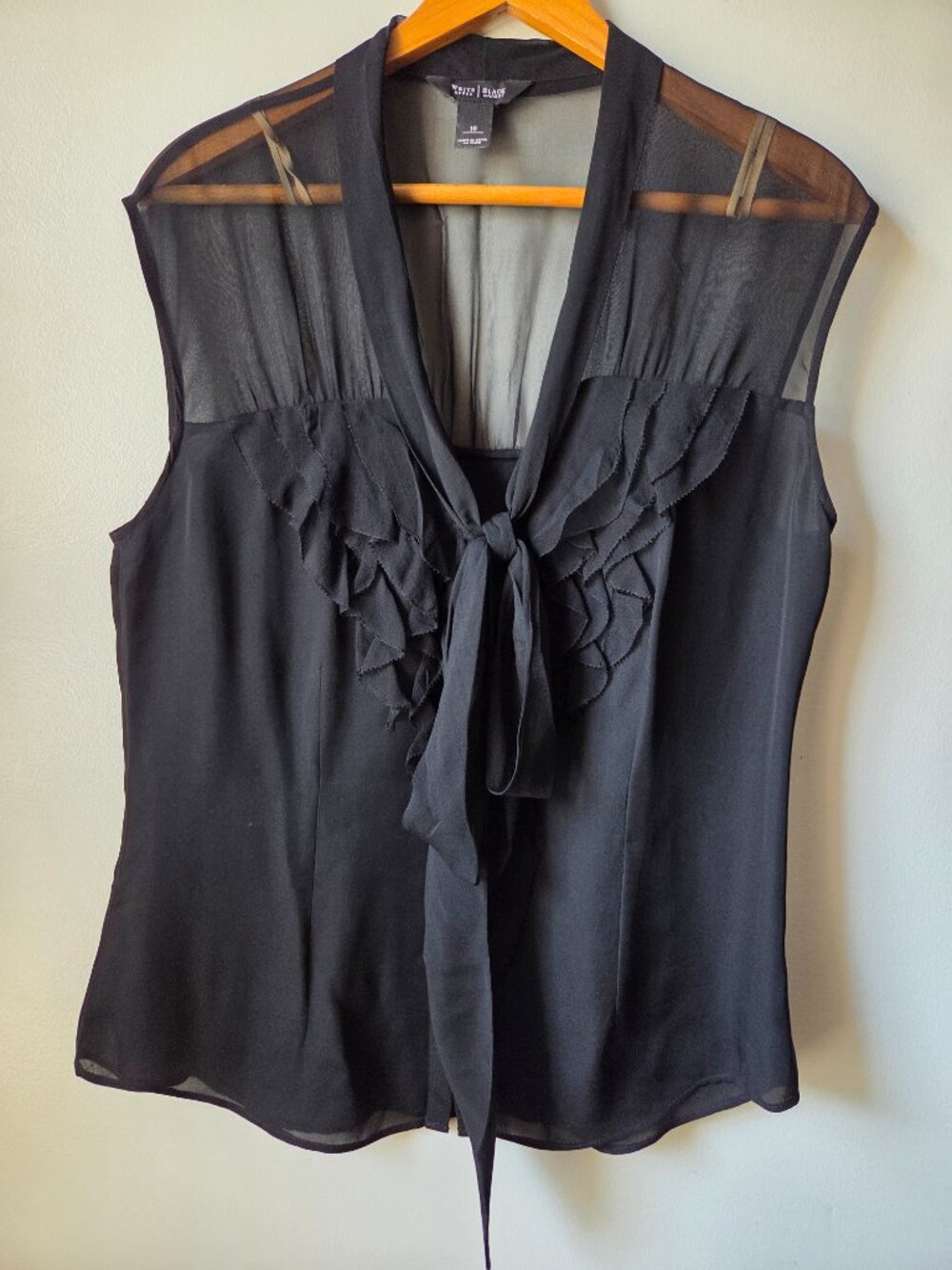 EUC WHITE HOUSE BLACK MARKET V NECK VICTORIAN STYLE 100% SILK TOP SIZE 10 / M